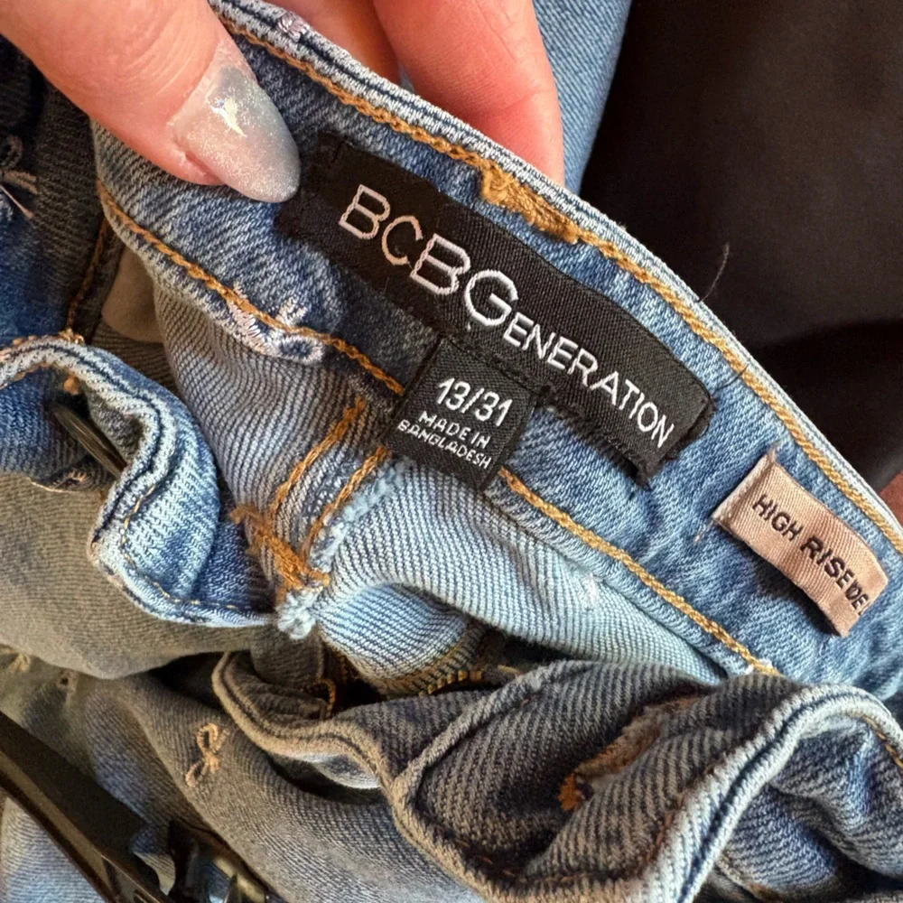 Embroidered Bow Patterned Wide Leg Jean - Picture 10 of 10